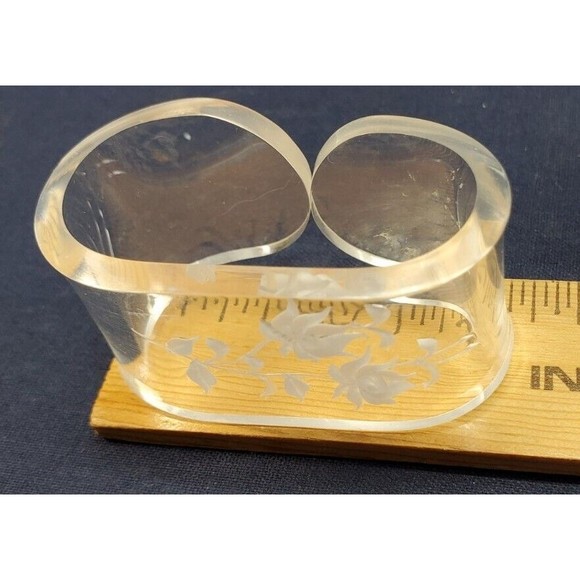 SET OF 4 MCM REVERSE CARVED CLEAR LUCITE NAPKIN RINGS FLORAL VINTAGE - Picture 3 of 5